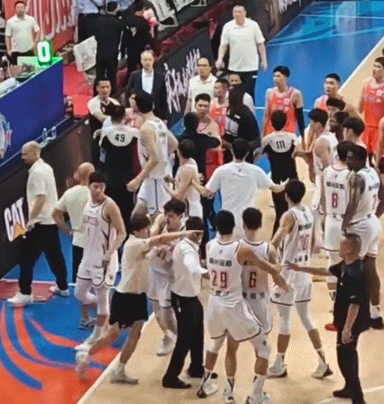 CBA针对福建浙江冲突开罚单：程帅澎、吴前被罚5万