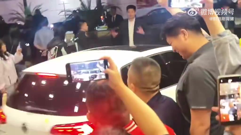 威廉体育网页版-有温度！潘江赛后向远征北京客场的山西球迷深深鞠了一躬