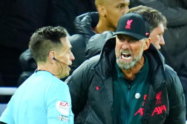 英超新规：围攻裁判必黄牌，教练站姿指挥严格受限